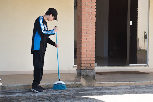 Membro da Igreja Batista da Trindade ajudando com a limpeza