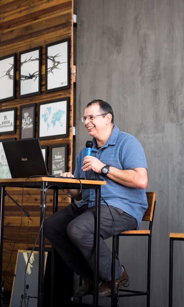 Pastor Pedro lecionando na Escola Bíblica Dominical
